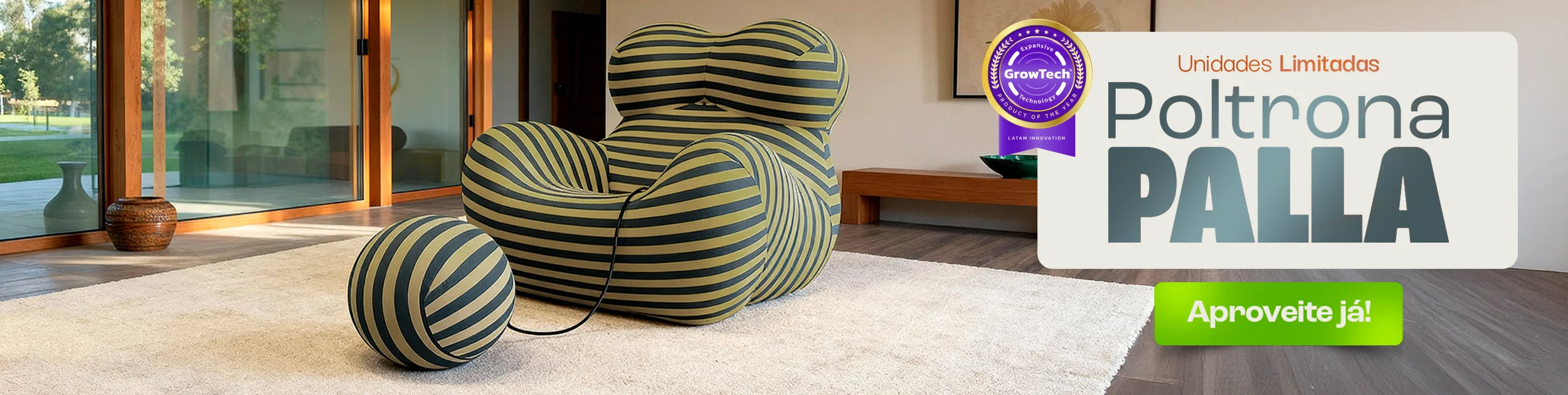 Casal sentado em um sofá cinza em uma sala de estar aconchegante. Eles estão sorrindo e segurando canecas laranja. No fundo, uma estante com livros e objetos decorativos. No topo da imagem, o texto 'Mês dos NAMORADOS' com um coração laranja, e à direita, um banner laranja com o texto 'Site até 35% OFF +30 DIAS PARA TESTAR'. O casal está usando meias coloridas e parecem estar relaxados e felizes.